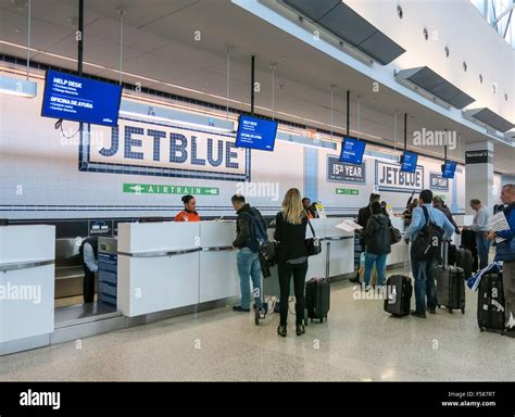 Los Mostradores Y Verificar En La Zona Jet Blue Terminal 5 El