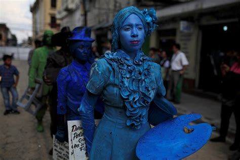 Живи статуи в Сан Салвадор