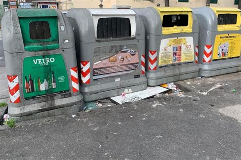 Vomero Le Campane Dei Rifiuti Sporche E Mai Lavate L Unica Pulitrice