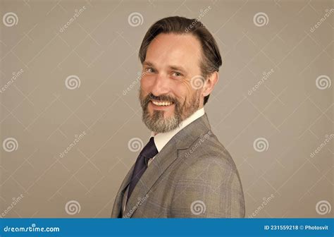 Homme Beau Visage Barbu Mature En Costume Personne Souriante Concept