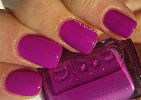 Маникюр малинового цвета - 79 фото