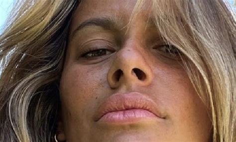 Helena Isabel posa em bikini no México