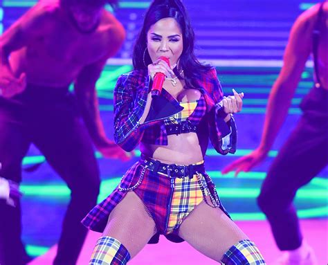 Natti Natasha sorprende "perreando" en tanga a un mes de haber dado a