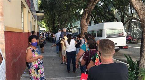 Idosos fazem fila para receber 2ª dose da vacina contra a Covid 19 em