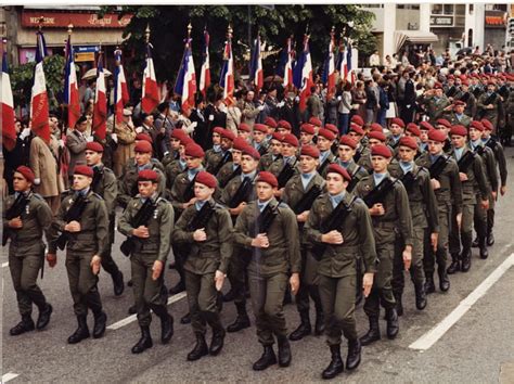 Photo de classe Défilé 1983 à Pau de 1983 Ecole Des Troupes