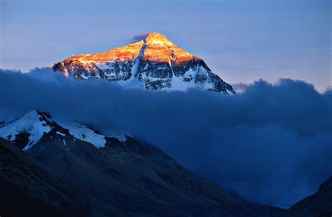 Mount Everest appears above the clouds [1723×1124] : r/EarthPorn