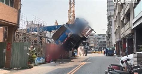 高雄又爆工安意外！吊車翻倒懸半空 工人驚跳車 Yahoo Tv