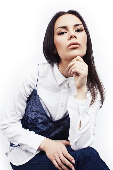 Jovem Feliz Sorrindo Garota Latina Americana Emocionada Se Posando Sobre O Estilo De Vida Branco