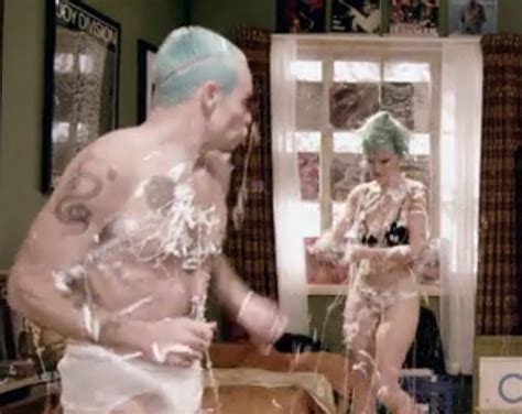 Nuevo vídeo de Red Hot Chili Peppers Look Around Cultture