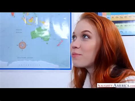 Profesor universitario con una enorme polla se folla a una pequeña y tímida estudiante XVIDEOS