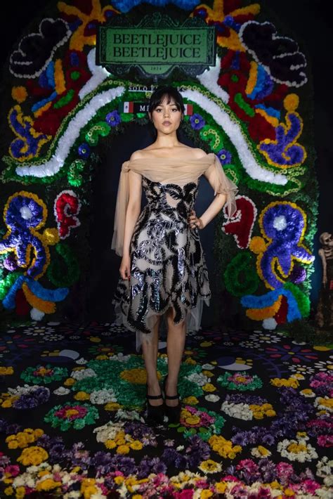 Jenna Ortega llega a México imponiendo la tendencia de los Mary Jane de tacón y un vestido nude