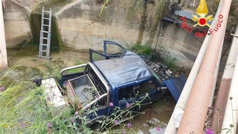 Crotone Pick Up Finisce In Un Fossato Morti E Un Ferito