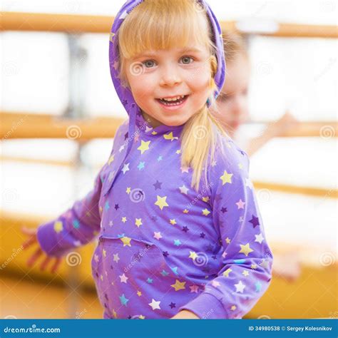 Vrolijk Meisje Met Blonde Vlechten Stock Foto Image Of Uitziend Hoofd