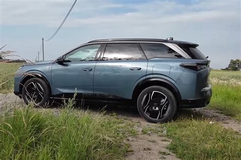 The new Peugeot 5008 was shown online - Peugeot's Skoda Kodiaq rival ...