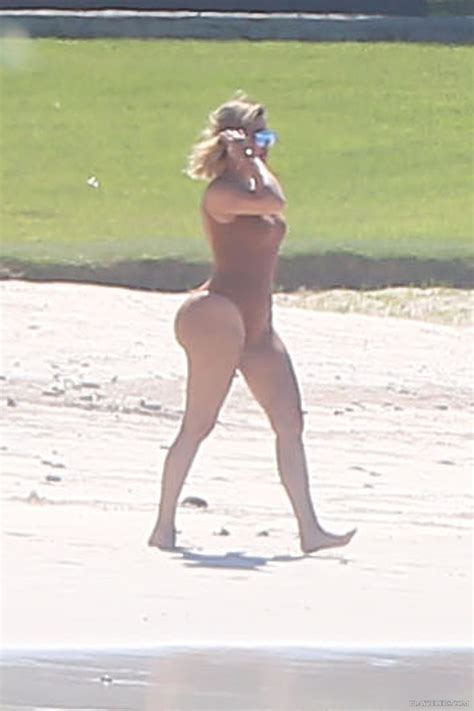 Khloe Kardashian Kendall Jenner In A Sexy Bikini PlayCelebs Net