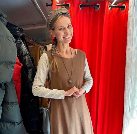 Gwiazda Korony królów tańczy w bikini na łódce Internauci czują niesmak