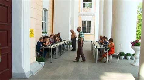 Сеанс одновременной игры по шахматам прошёл на свежем воздухе в Бийске ...