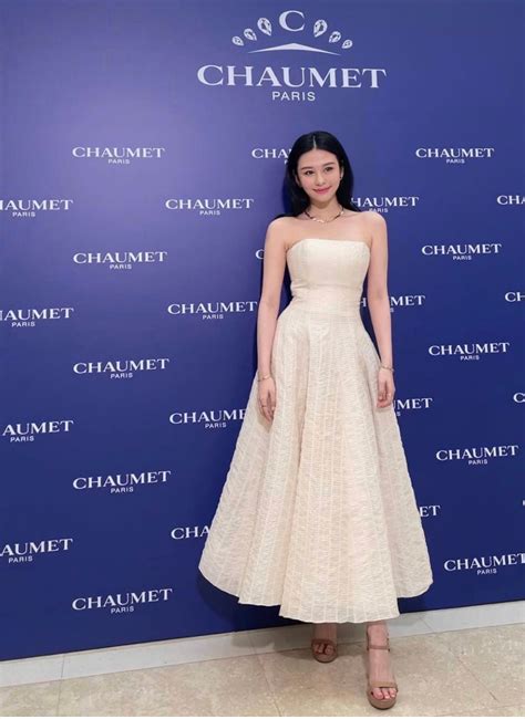 Khoe vòng căng tràn cùng visual xinh nức nở con gái tuổi nhà bom sex Khâu Thục Trinh gây