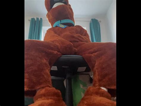 La mascotte de Scooby Doo joue avec elle même XVIDEOS