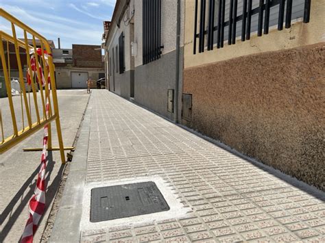 La Concejal A De Obras Y Servicios Construye Una Nueva Acera En La