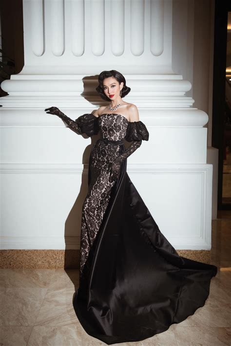 Hoa hậu Nguyễn Thúc Thùy Tiên khoe hình thể nóng bỏng với bikini hai mảnh