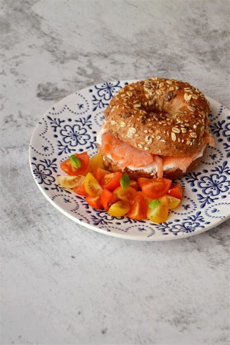 Bagel de Salmão Fumado e Queijo Creme Arco íris na Cozinha Receitas