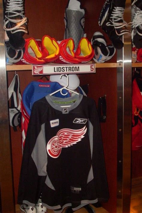 NICKLAS LIDSTROM DETROIT RED WINGS PRACTICE JERSEY IN NICKLAS'S LOCKER
