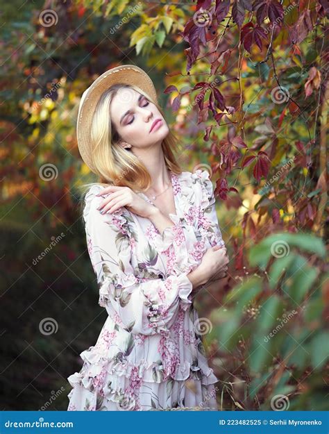 Blonde Im Wald Mit Einer Weinrebe In Einem Rosa Kleid Stockbild Bild Von Draussen Nave