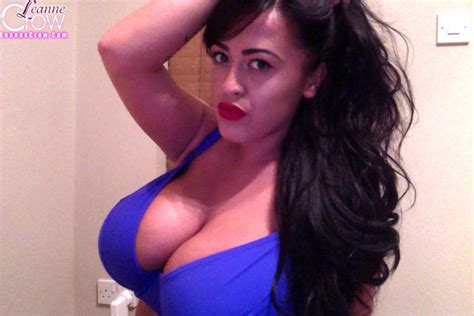Leanne Crow Takes Some Hot Selfies Of Her Enormous Jugs Porn Pictures