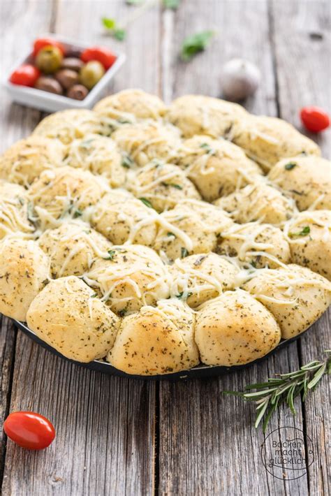 Zupfbrot mit Kräuterbutter Backen macht glücklich