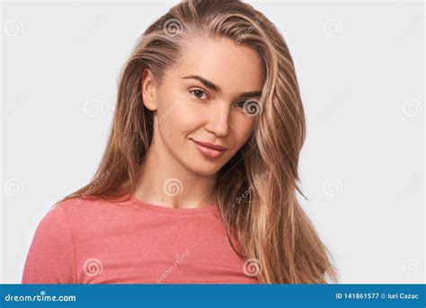 Glimlacht Het Studio Dichte Omhooggaande Portret Van Blonde Knappe Jonge Vrouw Met Mooi Gezond