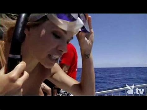 Chicas Desnudas En Una Jaula De Tiburones XVIDEOS