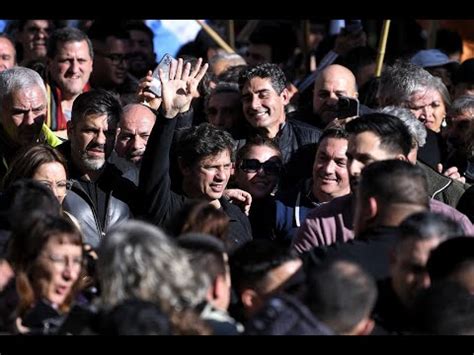 Emilia Mernes desplegó todo su glamour y talento en Pasarella junto a Six Sex Cronos Noticias