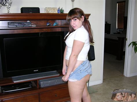 Chubby Brunette Babe Spreads Apart Big Juicy Ass Porn Pictures XXX Photos Sex Images