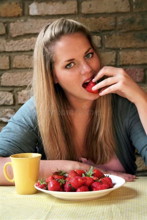Tentation Blonde De Femme Et De Fraise Photo Stock Image Du Plaisir Blonde
