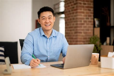 Hombre Asi Tico Feliz De Mediana Edad Trabajando En Una Computadora