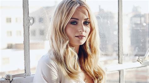 Sophie Turner: Stunning British Actress in 4K Ultra HD Blonde Beauty