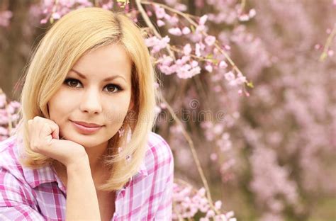 Fille Avec Des Fleurs De Cerisier Belle Jeune Femme Blonde Image Stock Image Du Fille