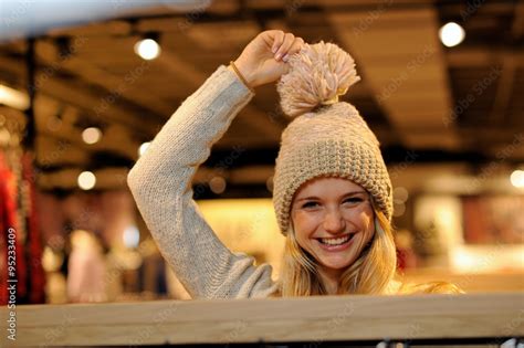 Stock Foto Junge Blonde Frau Beim Einkaufen Adobe Stock