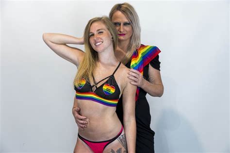 Una Hermosa Pareja Gay LGBT Mostrando Orgullo Gay Imagen De Archivo Imagen De Hembra