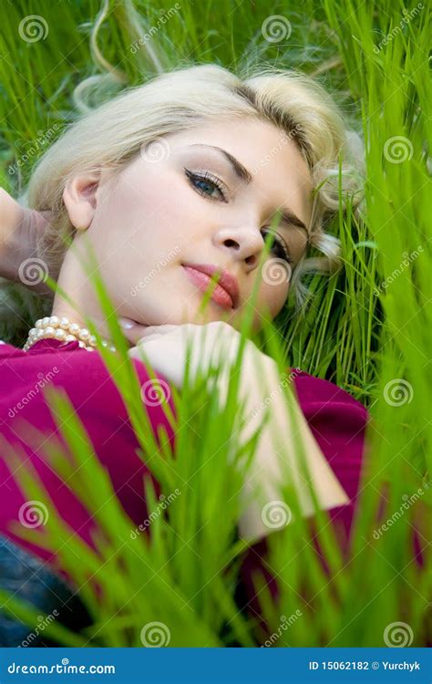 Belle Jeune Femme Blonde Se Trouvant Sur L Herbe Verte Photo Stock Image Du Fond Zone