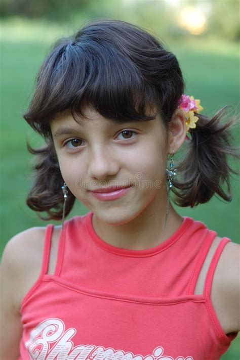 Junges Mädchen im Bikini stockbild Bild von halb büsche 2797259