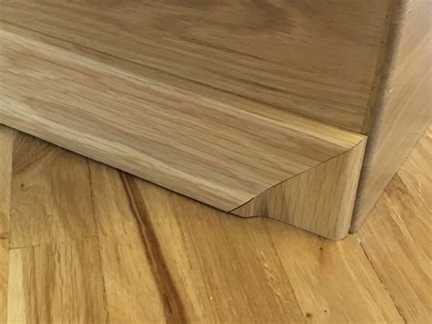 Установка плинтуса вокруг лестницы