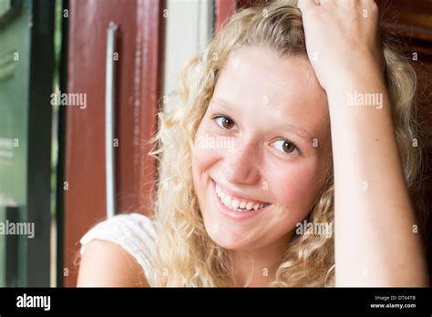 Portrait De Jeune Adolescente Blonde Photo Stock Alamy