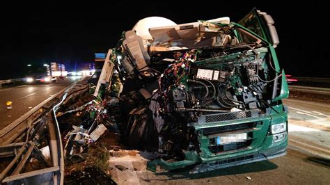 Autobahn A2 Bei Dortmund Nach Schwerem Unfall Gesperrt Lkws Krachen