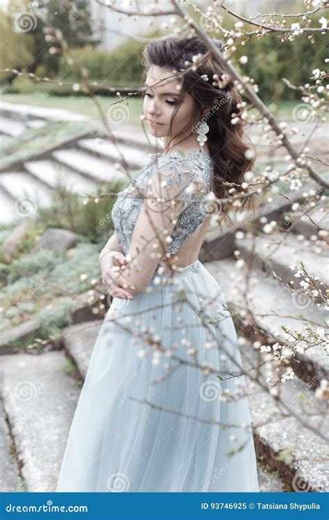 La Bella Giovane Ragazza Gay Tenera Con La Bella Acconciatura Di Nozze Con Un Sorriso Bianco