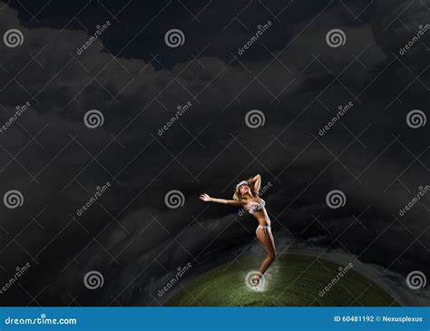 Blonde De Baile En Bikini Foto De Archivo Imagen De Disco 60481192