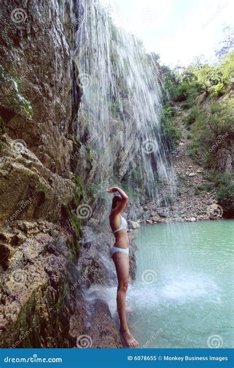 Bikini Restant Sous Le Femme De Cascade à écriture Ligne Par Ligne Image stock Image du