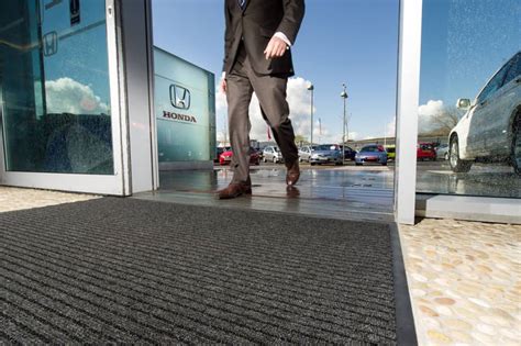 Как чистят грязезащитные ковры - Сервис Ковров