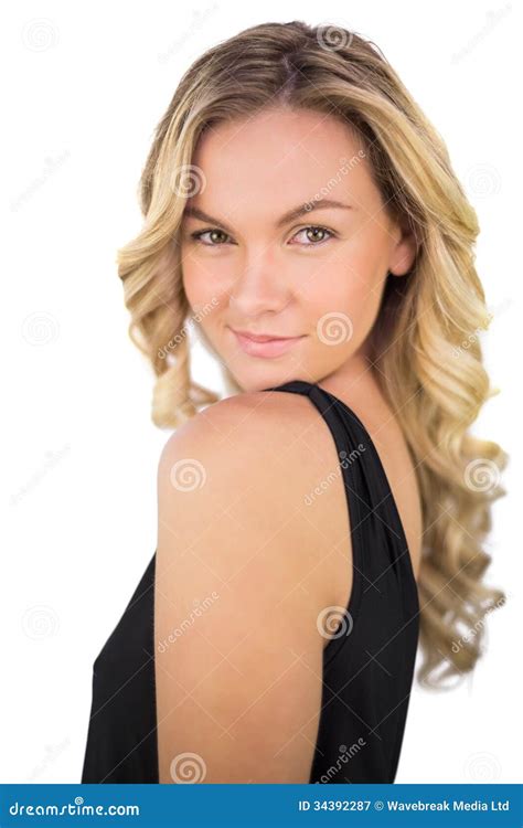 Blonde Magn Fico Sonriente En La Presentaci N Negra Del Vestido Imagen De Archivo Imagen De